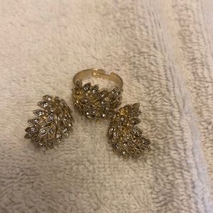 Ring and earrings set in gold
